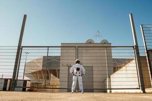 Astronaut auf futuristischem Stadthintergrund, Blick in die Zukunft foto