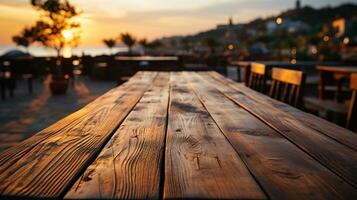 Nahansicht von ein Licht braun hölzern Tabelle mit ein Sonnenuntergang beim das Strand verschwommen Hintergrund, Ideal zum Produkt Platzierung im ein Strand Marketing Konzept, ai generativ foto