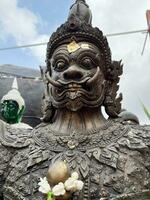 Statue von das Vessavana im das Stadt von Thailand foto