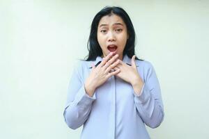 schockiert asiatisch jung Frau tragen formal Büro Kleider betäubt suchen beim Kamera, Abdeckung ihr Mund breit öffnen Stehen Über isoliert Weiß Hintergrund foto