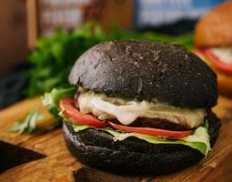 modern schwarz Burger auf hölzern Tafel foto