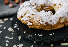 Französisch traditionell Kuchen pulverisiert Zucker und Mandel Blütenblätter foto