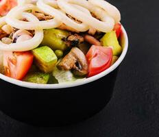 Salat Tintenfisch mit gebacken Gemüse Nahansicht foto