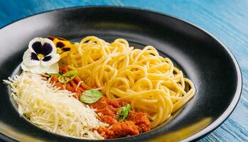 Spaghetti mit Bolognese Soße und gerieben Parmesan Käse foto