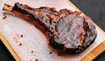 gegrillt Schweinefleisch Steak auf hölzern Tafel foto