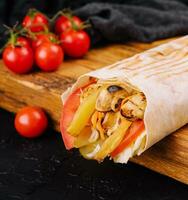 rustikal Döner mit Französisch Fritten, Pilze, Hähnchen im Pita-Brot Brot foto