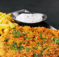 gebraten Wiener Schnitzel von Kalbfleisch Oberseite mit Französisch Fritten foto