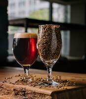 frisch dunkel Bier mit ein Glas von Weizen foto