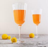 Mimose Alkohol Cocktail mit Orange Saft und trocken Champagner foto