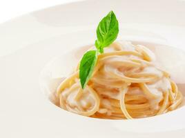 Spaghetti mit Weiß Sahne Soße auf Weiß Teller foto