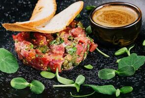 roh Rindfleisch Zahnstein Snack mit Kapern foto