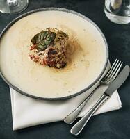 Schweinefleisch Medaillons mit Pilz Soße im ein Restaurant foto