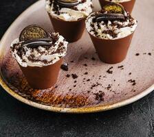 Tiramisu mit Schokolade Oreo Kekse auf Teller foto