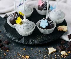 Schokolade Cupcakes auf Stein Tafel mit Schokolade Chips foto