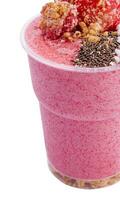 Erdbeere Smoothie isoliert auf Weiß Hintergrund foto