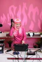 Künstler Mischen Techno Lied beim Fachmann Plattenspieler Hören Musik- mit Kopfhörer während tun Performance im Verein während nachts. asiatisch Frau Aufzeichnung Album mit Audio- Ausrüstung foto