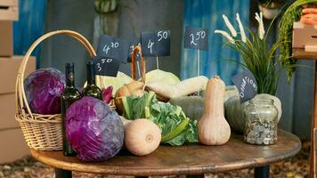 verschiedene bio einheimisch Grüner Salat und Kohl Nächster zu Krug von Spenden, bunt roh natürlich Produkte auf Bauern Markt Schalter. organisch produzieren auf Stand und Tabelle mit Münzen. schließen hoch. foto