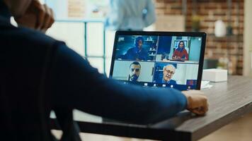 jung Mann Treffen mit Geschäft Menschen auf online Video Forderung, Teilnahme Telefonkonferenz im Unternehmen Büro Raum. männlich Mitarbeiter mit Fernbedienung Videokonferenz, Videoanruf Internet Plaudern auf Laptop. foto