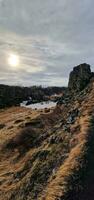 fest Berg Angebot und Senke im Arktis Einstellung, isländisch felsig und schneebedeckt Spitzen im majestätisch Dingvellir National Park. Klippen und Hügel im Hochland mit Felsen Formationen, szenisch Route. foto