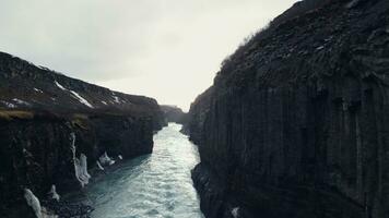 Antenne Aussicht von gullfoss Kaskade Schlucht, majestätisch nordisch Landschaft mit Wasser Strom und fest gefroren Hügel. spektakulär Wasserfall im Island fließend Nieder aus Klippen. schleppend Bewegung. foto