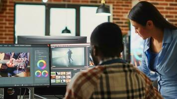 Fachmann Video Herausgeber Analysieren Film Montage Vor Bearbeitung Farbe Benotung und Beleuchtung, tun Zusammenarbeit im kreativ Büro. Post Produktion Haus Angestellte Arbeiten mit Video Filmaufnahme. foto