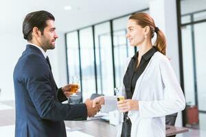 Geschäft Menschen Treffen vorstellen Hand zittern im Alkohol trinken Büro Party foto