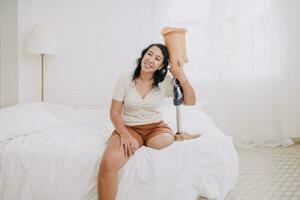 Porträt glücklich Frauen Behinderung mit Prothetik bionisch Bein, Prothese Glieder Glück positiv gut mental beim Zuhause foto