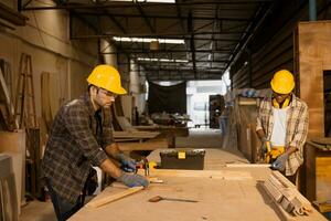 Zimmermann Arbeiter im Sägewerk Holz Möbel Fabrik Schreiner Hersteller Mitarbeiter Produktion Mannschaft Arbeiten mit Sicherheit. foto