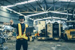 Ingenieur männlich mit vr virtuell Wirklichkeit Technologie im modern Warenhaus Fabrik Neu Innovation Ingenieurwesen foto