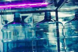 trinken Wasser Fabrik mit uv Licht Desinfektion Sterilisation System im Produktion Linie zu sauber Trinken Wasser Flasche Panzer foto