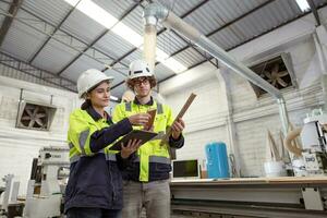 Ingenieur Techniker Mitarbeiter Arbeiter Mannschaft Arbeiten im Holz Tafel Möbel Fabrik. Sperrholz Material Auswahl Erwägen reden konsultieren Spezialist foto