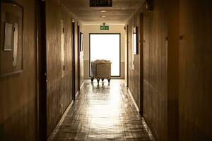 Hotel Kleider Korb Wäsche Sammlung Kleidung Wagen Wäsche Körbe Wagen zum Zimmer Hygiene Begleiter foto