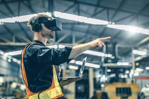 Ingenieur männlich mit vr virtuell Wirklichkeit Technologie im modern Warenhaus Fabrik Neu Innovation Ingenieurwesen foto