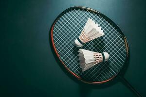 Badminton Federball mit Schläger auf Gericht Dekoration zum wettbewerbsfähig hoch Performance drinnen Sport Spiel Turnier Spiel Ausrüstungen Kopieren Raum foto