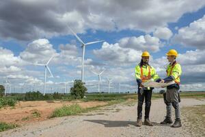 Wind Turbine Ingenieur Techniker männlich Mannschaft Arbeiten Bedienung Instandhaltung Umfrage Konstruktion Seite? ˅. Öko Leistung Energie Generator zum nachhaltig Menschen Arbeiter. foto