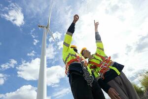 Wind Turbine Ingenieur Techniker männlich Mannschaft Arbeiten Bedienung Instandhaltung Umfrage Konstruktion Seite? ˅. Öko Leistung Energie Generator zum nachhaltig Menschen Arbeiter. foto