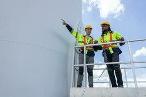 Wind Turbine Ingenieur Techniker männlich Mannschaft Arbeiten Bedienung Instandhaltung Umfrage Konstruktion Seite? ˅. Öko Leistung Energie Generator zum nachhaltig Menschen Arbeiter. foto