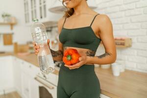 sportlich Frau genießen Vegetarier Diät und gesund Essen nach Fitness trainieren beim heim. foto