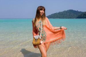 verführerisch Frau im Boho Strand Kleid mit Stickerei und Quaste Ausgaben ihr Urlaube auf tolle Strand im Thailand. foto