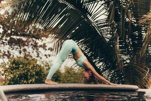 anmutig Frau trainieren Yoga auf Felsen. foto