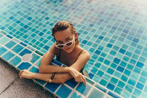 Herrlich schlank Frau mit perfekt Zahl posieren im Schwimmen Schwimmbad foto