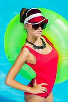 sexy Braun gebrannt Frau im rot Badeanzug haben Spaß und genießen Sommer- im tolle groß Schwimmen Schwimmbad. stilvoll transparent Deckel. Strand Party. foto