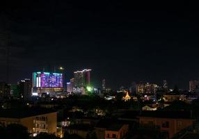 Nachtansicht der Innenstadt von Phnom Penh in Kambodscha mit Naga World Casino-Komplex und Koh Pich Diamond Island Skyline