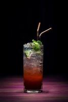 trendiger moderner Erdbeer-Mojito-Fusions-Cocktail in der mondänen Lounge-Bar bei Nacht foto