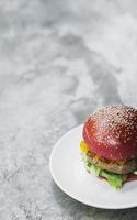 Gourmet trendige moderne Neuheit Chicken Burger im Rote-Bete-Brötchen