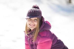 fröhliche Frau mit burgunderrotem Hut im Winter foto