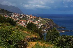 kleine portugiesische Stadt an der Seite foto