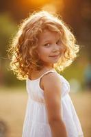 Porträt eines glücklichen kleinen Mädchens