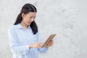 junge asiatische Frau Touch-Tablet-Computer.