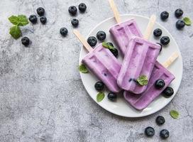 Eis am Stiel aus frischen Bio-Heidelbeeren. foto